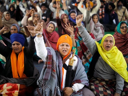 عدد من المتظاهرين الرافضين للقوانين الزراعية الجديدة بالقرب من العاصمة الهندية نيودلهي - REUTERS