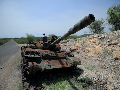 دبابة تضررت أثناء القتال بين القوات الإثيوبية وقوات تحرير تيجراي على مشارف بلدة هوميرا، 1 يوليو 2021 - REUTERS