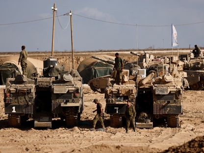 جنود إسرائيليون يتجمعون على حدود قطاع غزة. 25 أغسطس 2025 - Reuters