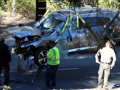 رفع حطام سيارة بعد حادث في لوس أنجلوس - REUTERS