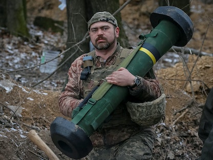 جندي أوكراني يحمل صاروخ جافلين على خط الجبهة في شمال كييف - 13 مارس 2022 - REUTERS