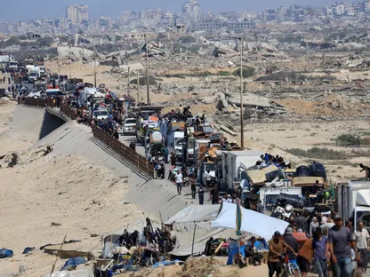 فلسطينيون نازحون من شمال غزة بسبب الهجمات الإسرائيلية يتجهون إلى جنوب القطاع. 24 سبتمبر 2025 - Reuters
