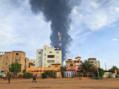 دخان يتصاعد وسط اشتباكات متقطعة في العاصمة السودانية الخرطوم. 9 يونيو 2023 - AFP