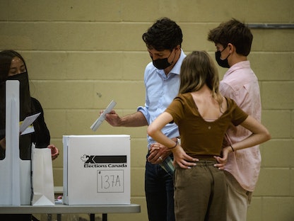 رئيس الوزراء الكندي وزعيم "الحزب الليبرالي" جاستن ترودو، يدلي بصوته في الانتخابات الكندية في مونتريال بإقليم كيبيك - 20 سبتمبر 2021 - AFP
