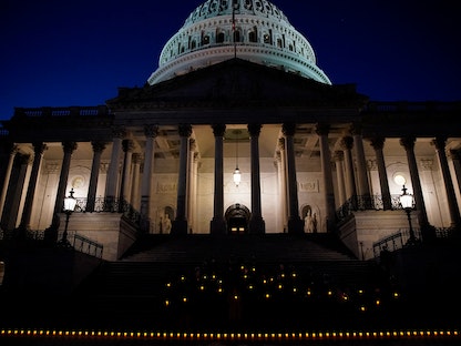مبنى الكابيتول هيل في واشنطن العاصمة خلال انعقاد جلسة مجلس النواب ليلاً - 14 ديسمبر 2021 - REUTERS