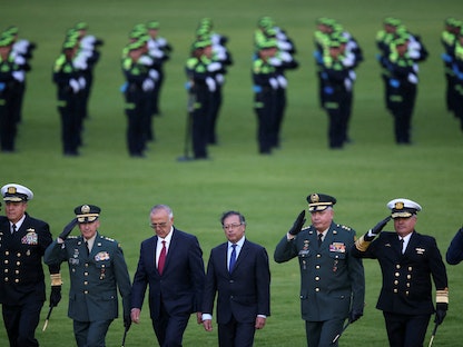 الرئيس الكولومبي جوستافو بيترو يتوسط قائد الفروع الرئيسية في الجيش أثناء مراسم تعيينهم في بوجوتا. 20 أغسطس 2022 - REUTERS