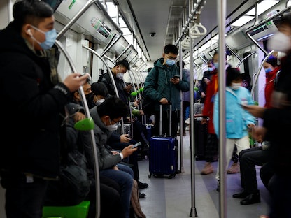 ركاب في مترو أنفاق بالعاصمة الصينية بكين. 2 فبراير 2023 - REUTERS
