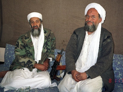 أسامة بن لادن (يسار) وخليفته في زعامة تنظيم "القاعدة" أيمن الظواهري خلال مقابلة مع صحيفة "داون" الباكستانية، 10 نوفمبر 2001 - REUTERS