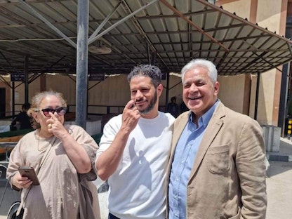 المرشح الرئاسي السابق حمدين صباحي (يمين) يستقبل الصحافي حسام مؤنس (وسط) عقب الإفراج عنه من سجن طرة بالقاهرة - 28 أبريل 2022 - Twitter