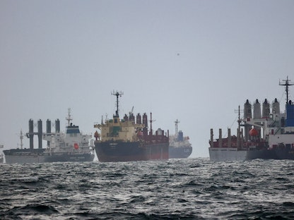 عدد من السفن تنتظر التفتيش بموجب مبادرة حبوب البحر الأسود التابعة للأمم المتحدة في المرسى الجنوبي لمضيق البوسفور في إسطنبول. 11 ديسمبر 2022. - REUTERS