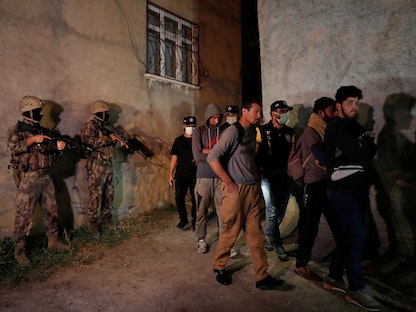 نازحون أفغان أثناء احتجازهم من قبل قوات الأمن التركية في مدينة فان الحدودية، 21 أغسطس 2021 - REUTERS