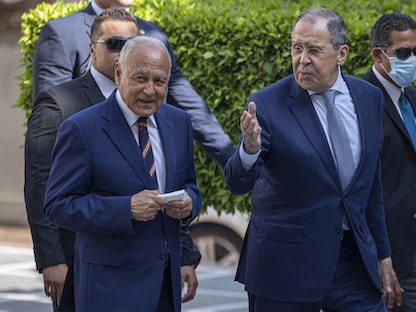 وزير الخارجية الروسي سيرجي لافروف والأمين العام لجامعة الدول العربية أحمد أبو الغيط خلال وصول لافروف إلى مقر الجامعة العربية في القاهرة، 24 يوليو 2022 - AFP