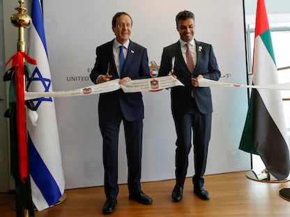 السفير محمد آل خاجة والرئيس الإسرائيلي يتسحاق هرتسوغ يفتتحان سفارة الإمارات في تل أبيب - 14 يوليو 2021  - REUTERS