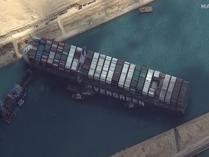 صورة بالأقمار الاصطناعية لسفينة الحاويات "إم في إيفر غيفن" الجانحة في قناة السويس - REUTERS