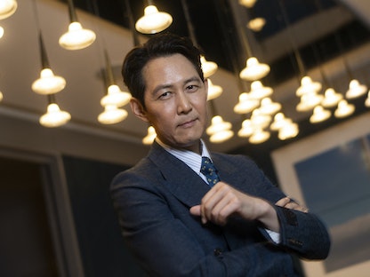 الممثل والمخرج الكوري الجنوبي لي جونغ جاي خلال مهرجان تورنتو السينمائي الدولي - 15 سبتمبر 2022  - AFP
