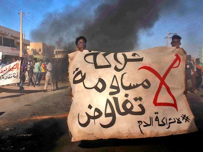 متظاهرون سودانيون معارضون للاتفاق السياسي خلال تظاهرة في حي الخرطوم بحري - 25 نوفمبر 2021 - AFP