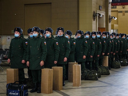 جنود روس في محطة قطار بموسكو، 28 أكتوبر 2021 - AFP