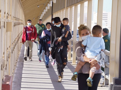 مهاجرون في مدينة "سيوداد جواريز" المكسيكية تم إبعادهم من قبل السلطات الأميركية - 6 أبريل 2021 - AFP
