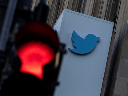 شعار تويتر في مقر الشركة بسان فرانسيسكو في الولايات المتحدة. 18 نوفمبر 2022 - REUTERS