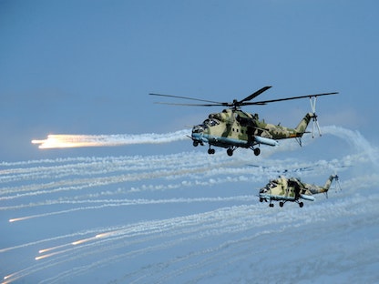 طائرات هليكوبتر هجومية من طراز Mi-35 تطلق النار خلال مناورات عسكرية في ميدان تدريب تورالي في منطقة داجستان بجنوب روسيا. 20 سبتمبر 2019 - REUTERS