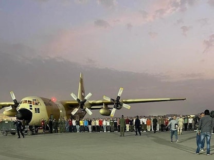 صورة متداولة لطائرة عسكرية مصرية تجلي عدداً من المصريين من السودان بينهم جنود مصريون احتجزتهم قوات الدعم السريع قبل أيام. 19 أبريل 2023