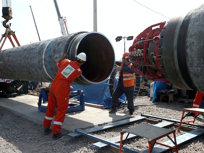  عمال في موقع بناء خط أنابيب الغاز "نورد ستريم 2" يعملون على مد خطوط نقل الغاز من الجانب الروسي، 5 يونيو 2019 - REUTERS