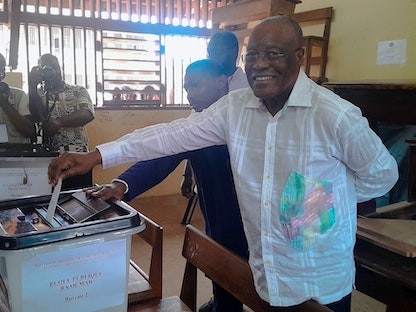 المرشح الوحيد للمعارضة الجابونية السيد ألبرت أوندو أوسا يدلي بصوته في مركز اقتراع خلال الانتخابات الرئاسية في ليبرفيل. 26 أغسطس 2023 - REUTERS