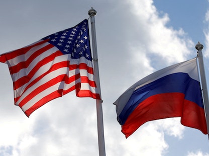 علما روسيا والولايات المتحدة بالقرب من مصنع في مدينة لينينجراد - 27 مارس 2019 - REUTERS