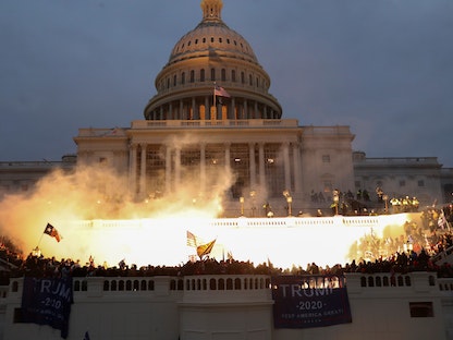 قوات الأمن الأميركية تطلق الغاز المسيل للدموع لتفريق أنصار ترمب بعد اقتحامهم مقر الكونغرس في العاصمة واشنطن - REUTERS