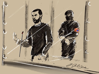 رسم لقاعة المحكمة في مبنى جوستيتيا يظهر فيه المتهم محمد عبريني (يسار) يتحدث من الصندوق الزجاجي للمتهمين أثناء المحاكمة في قضية تفجيرات مترو بروكسل بلجيكا - 5 ديسمبر 2022 - AFP