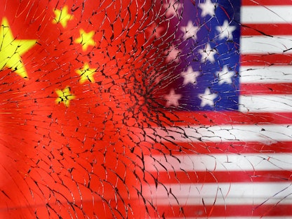 علما الولايات المتحدة والصين في رسم يُظهرهما خلف زجاج مكسور - REUTERS