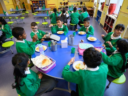 أطفال في مدرسة ابتدائية في أولدهام شمالي إنجلترا، يتناولون طعامهم - 02 سبتمبر 2020 - AFP