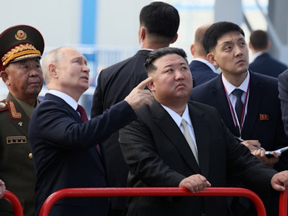 الرئيس الروسي فلاديمير بوتين يستقبل زعيم كوريا الشمالية كيم جونج أون في منصة إطلاق صواريخ فضائية في فوستوشني أقصى شرق منطقة أمور الروسية. 13 سبتمبر 2023 - REUTERS
