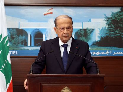 الرئيس ميشال عون يتحدث للصحافة في القصر الرئاسي بشأن مشاورات تشكيل الحكومة، سبتمبر 2020 - AFP