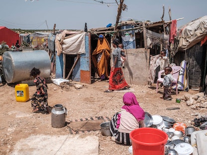 عائلة صومالية نازحة من منزلها في منطقة أرض الصومال (صوماليالاند) - 16 سبتمبر 2021 - AFP