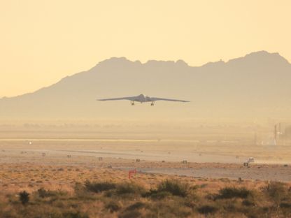 قاذفة القنابل النووية الشبحية الأميركية B-21 Raider تجري اختبار طيران في كاليفورنيا. 10 نوفمبر 2023 - Reuters