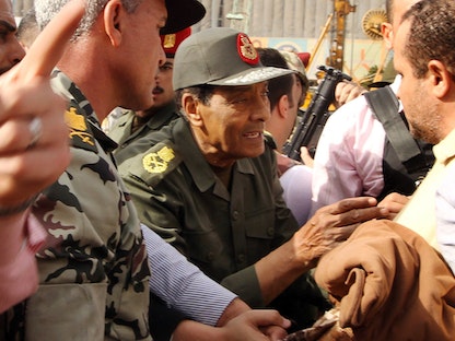 المشير محمد حسين طنطاوي يتحدث للمتظاهرين في ميدان التحرير يوم 4 فبراير 2011 قبل تنحي مبارك. - AFP