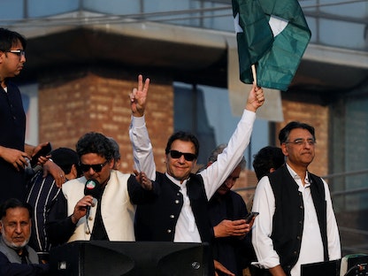 رئيس الوزراء الباكستاني السابق عمران خان يشير إلى مؤيديه أثناء حضوره "مسيرة الحرية الحقيقية ''، للضغط على الحكومة للإعلان عن انتخابات جديدة، في لاهور، باكستان- 28 أكتوبر 2022. - REUTERS
