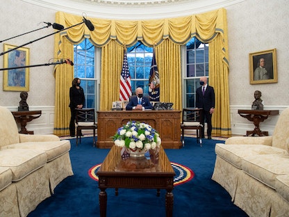 الرئيس الأميركي جو بايدن إلى جانب نائبة الرئيس كامالا هاريس، ووزير الأمن الداخلي أليخاندرو مايوركاس، قبل التوقيع على الأوامر التنفيذية المتعلقة بالهجرة - البيت الأبيض - 2 فبراير 2021 - AFP