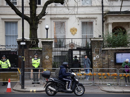 الشرطة البريطانية تحرس السفارة الروسية في أعقاب الغزو الروسي لأوكرانيا في لندن - 4 مارس 2022 - REUTERS