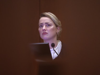 الممثلة أمبر هيرد أثناء الإدلام بشهادتها أمام المحكمة في لوس أنجلوس- 5 مايو 2022. - REUTERS