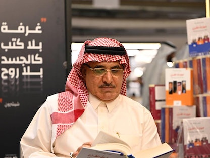 الصحافي والإعلامي السعودي محمد رضا نصر الله يتصفح كتابه حوارات القرن - الشرق