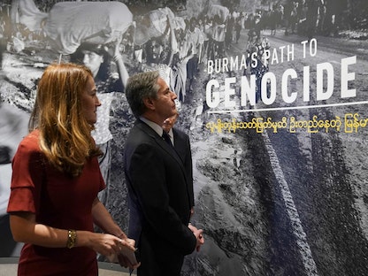 وزير الخارجية الأميركي أنتوني بلينكن خلال زيارته لمعرض "طريق بورما إلى الإبادة الجماعية" بمتحف الهولوكوست في واشنطن. 21 مارس 2022 - AFP