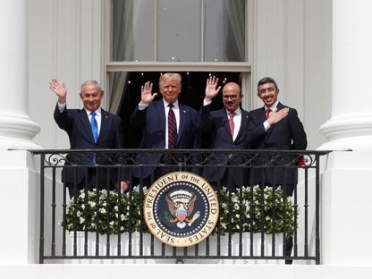 الرئيس الأمريكي دونالد ترمب ووزير خارجية الإمارات الشيخ عبدالله بن زايد ووزير خارجية البحرين عبداللطيف الزياني ورئيس وزراء إسرائيل بنيامين نتنياهو في البيت الأبيض. - REUTERS