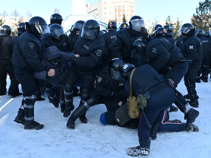 شرطيون يعتقلون مشاركين بمسيرة لدعم زعيم المعارضة الروسي المسجون أليكسي نافالني في موسكو، 31 يناير 2021 - REUTERS