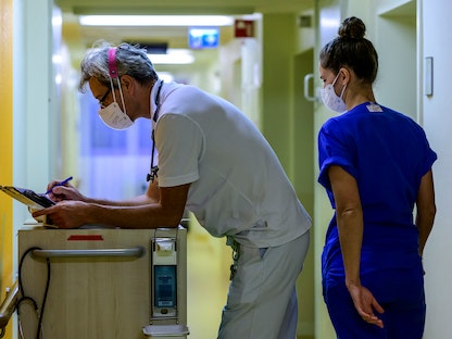 طبيب يتفحص البيانات في وحدة العناية المركزة (ICU) في جناح الأطفال بمستشفى سانت جوزيف في برلين، ألمانيا- 13 ديسمبر 2022.  - AFP