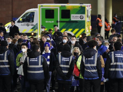 مشجعون ينتظرون التأكد من بطاقاتهم الصحية قبل إحدى مباريات كرة القدم في لندن - 16 ديسمبر 2021 - Action Images via Reuters