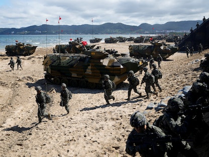 قوات من جيش كوريا الجنوبية على شاطئ في  بوهانج - كوريا الجنوبية - 30 سبتمبر 2021 - via REUTERS