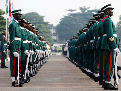 عرض عسكري خلال احتفال بمناسبة اليوم الوطني للجيش النيجيري في لاجوس. 15 يناير 2017 - REUTERS
