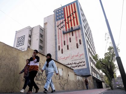 جدارية مناهضة للولايات المتحدة في أحد شوارع العاصمة الإيرانية. 29 مارس 2025 - reuters